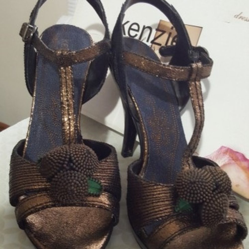 Kensie Black Patent & Gold Sandals (💲price reduced!) 💖